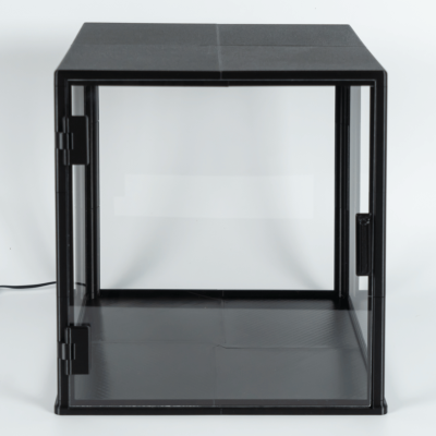 DUŻA GABLOTA LED 30×30×31 cm — PRZESTRONNA WITRYNA KOLEKCJONERSKA Z PODŚWIETLENIEM I SYSTEMEM ANTY-KURZ