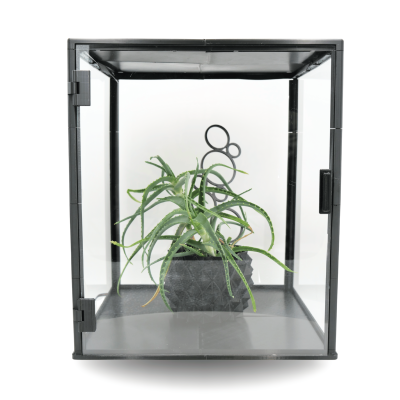 GABLOTA PIONOWA LED 35×35×40 cm — WYSOKA WITRYNA KOLEKCJONERSKA Z OŚWIETLENIEM I OCHRONĄ ANTY-KURZ