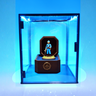 GABLOTA PIONOWA LED 35×35×40 cm — WYSOKA WITRYNA KOLEKCJONERSKA Z OŚWIETLENIEM I OCHRONĄ ANTY-KURZ