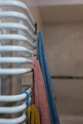 4x Haczyk bezinwazyjny łazienkowy wieszak na grzejnik / kaloryfer różowy