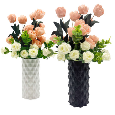 Czarny wazonik na sztuczne kwiaty – mały, minimalistyczny design (8×16 cm)