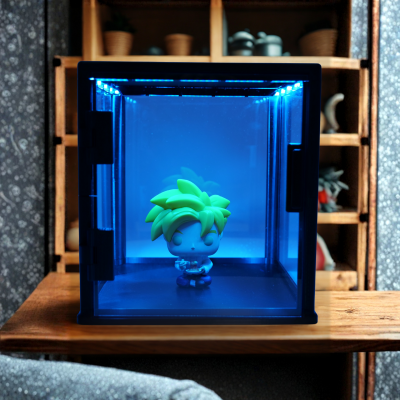 MINI GABLOTKA LED 20×20×20 cm — PODŚWIETLANY EKSPOZYTOR DO FIGUREK I BIŻUTERII