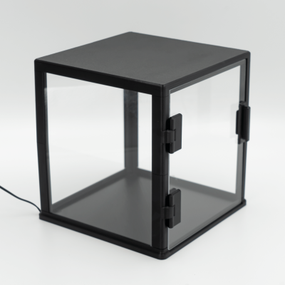 MINI GABLOTKA LED 20×20×20 cm — PODŚWIETLANY EKSPOZYTOR DO FIGUREK I BIŻUTERII