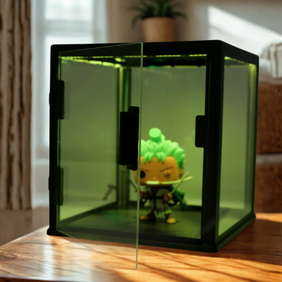 MINI GABLOTKA LED 20×20×20 cm — PODŚWIETLANY EKSPOZYTOR DO FIGUREK I BIŻUTERII