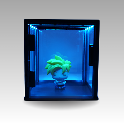 MINI GABLOTKA LED 20×20×20 cm — PODŚWIETLANY EKSPOZYTOR DO FIGUREK I BIŻUTERII