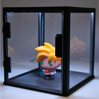 MINI GABLOTKA LED 20×20×20 cm — PODŚWIETLANY EKSPOZYTOR DO FIGUREK I BIŻUTERII